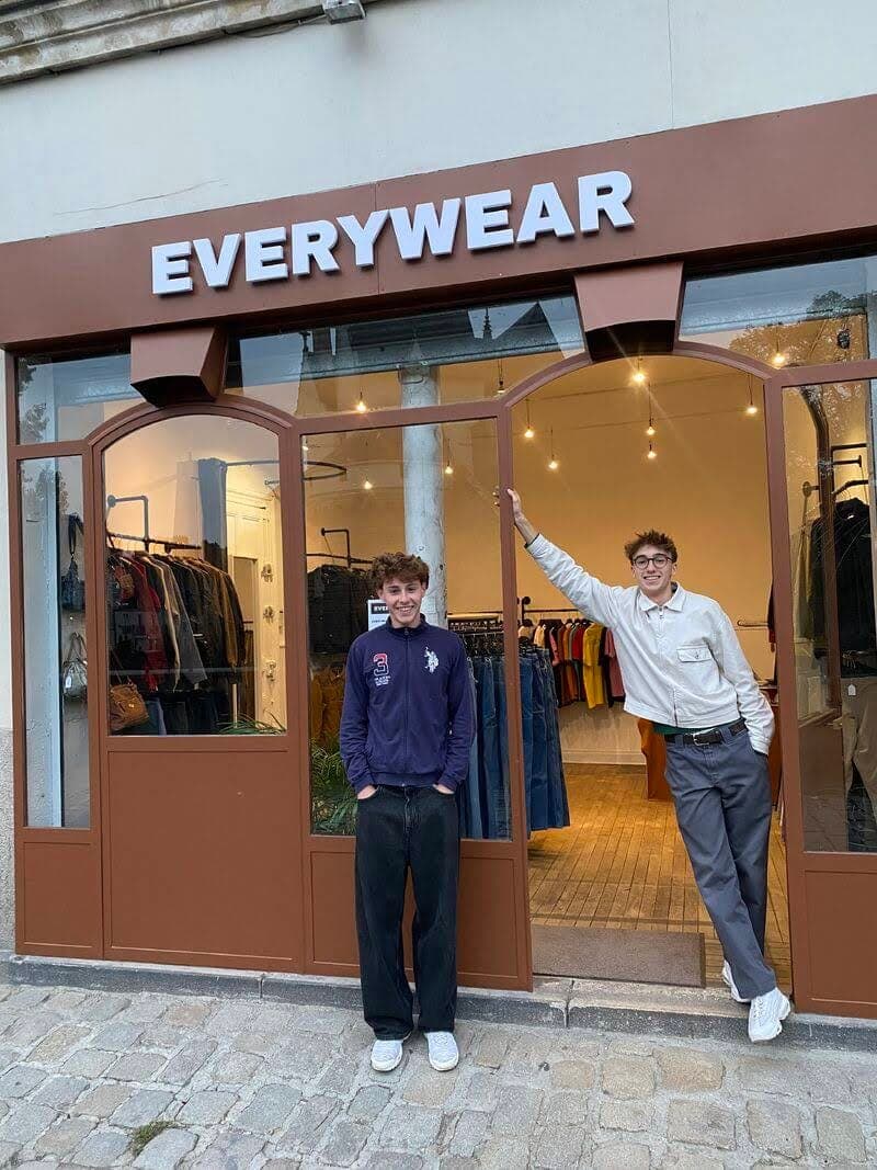 Les fondateurs d'Everywear devant la boutique terracotta, rue Prémion à Nantes