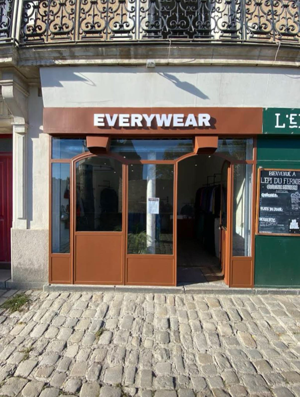 Devanture de la boutique Everywear, 3 Rue Prémion à Nantes, sur une rue pavée