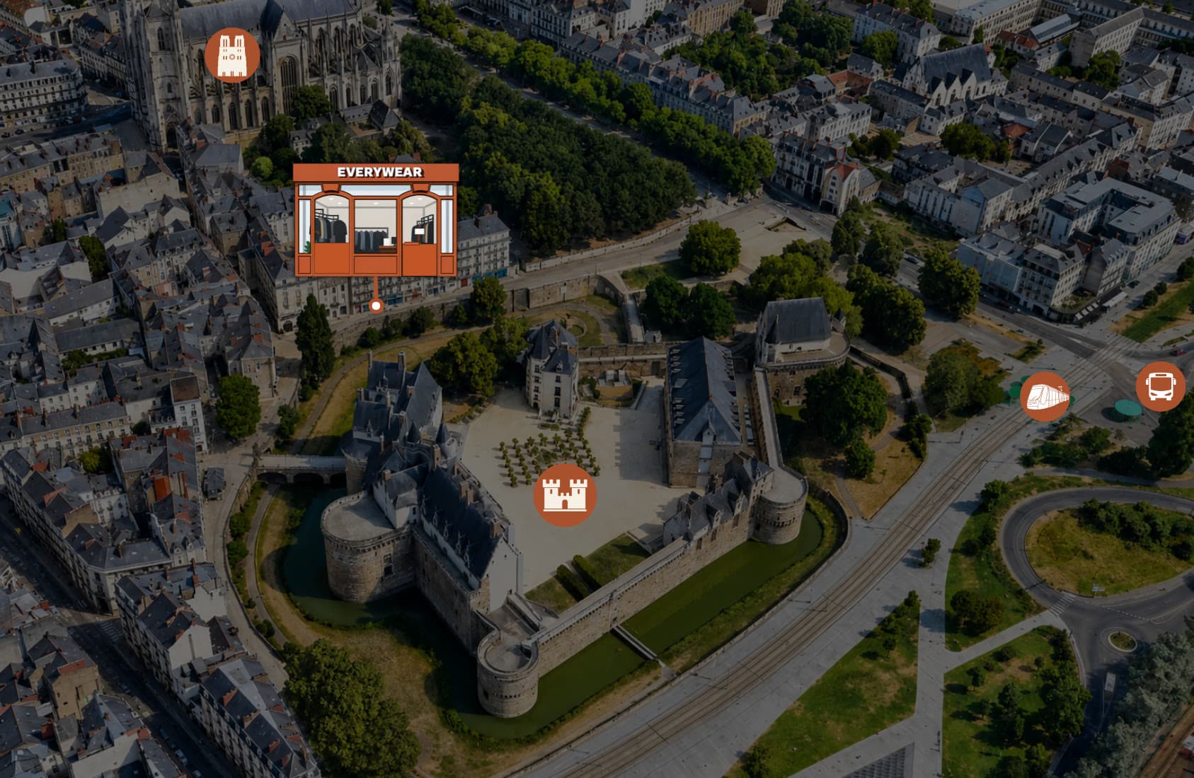 Vue aérienne du centre de Nantes : la boutique Everywear est épinglée en orange, juste à côté du Château des Ducs de Bretagne et de la cathédrale.